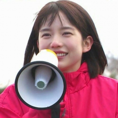 2021年头像真人女生靠墙遮脸图片