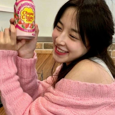 2021年头像真人女生靠墙遮脸图片