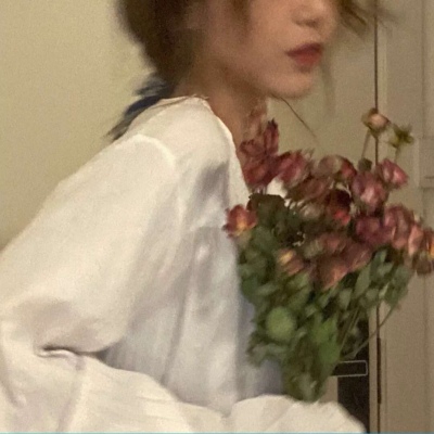 2021年个性女生扣扣露背头像女生图片
