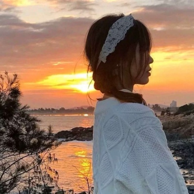 2021年个性女生扣扣露背头像女生图片