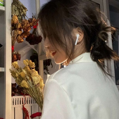 2021年个性女生扣扣露背头像女生图片