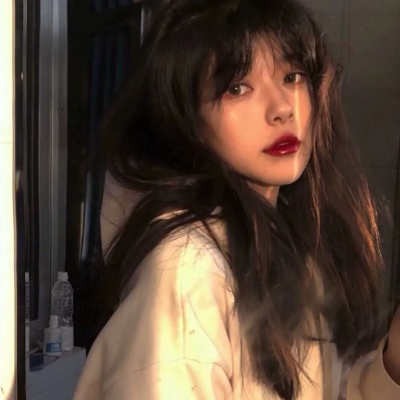 2021年个性女生扣扣露背头像女生图片