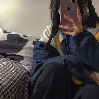 2021年个性女生扣扣露背头像女生图片