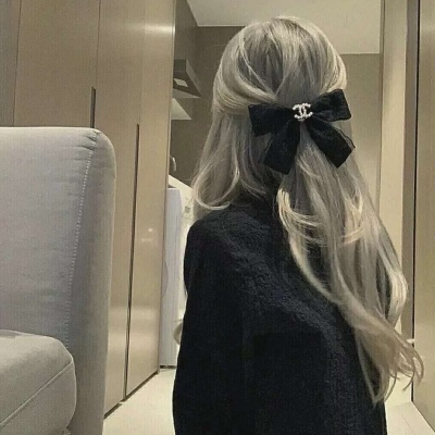 2021年个性女生扣扣露背头像女生图片