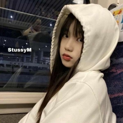 2021年个性女生扣扣露背头像女生图片