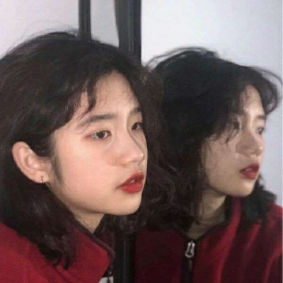 高清优质2021年的微信头像卡通背影头像女生短发图片