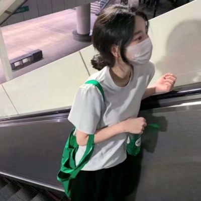可爱穿背带裤女生头像图片