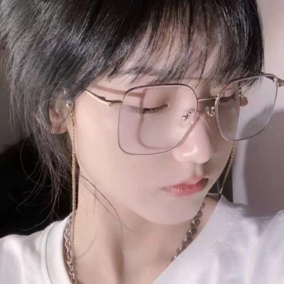 可爱穿背带裤女生头像图片