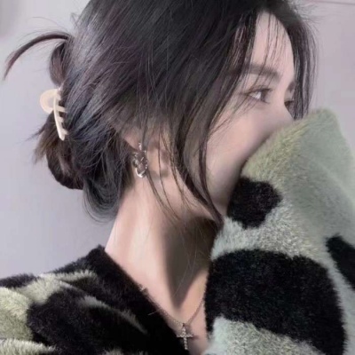 可爱穿背带裤女生头像图片