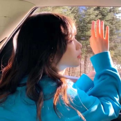 可爱穿背带裤女生头像图片
