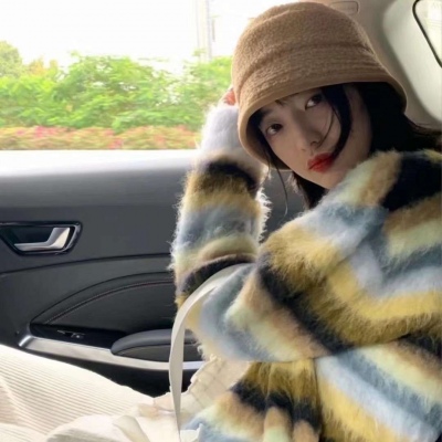 可爱穿背带裤女生头像图片