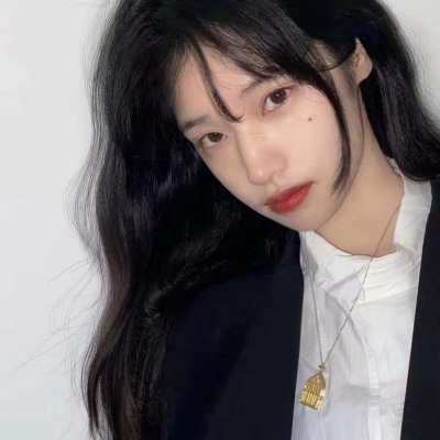 可爱穿背带裤女生头像图片