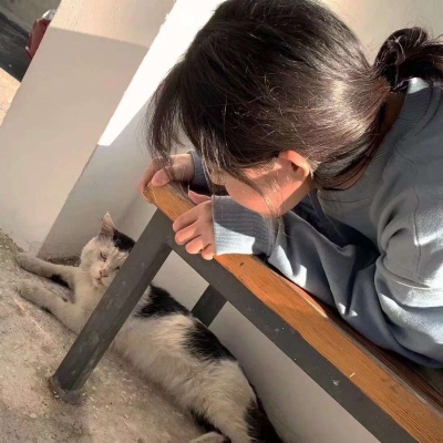 可爱穿背带裤女生头像图片