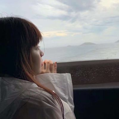 可爱穿背带裤女生头像图片