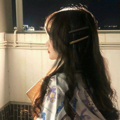 可爱穿背带裤女生头像图片