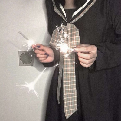 可爱穿背带裤女生头像图片