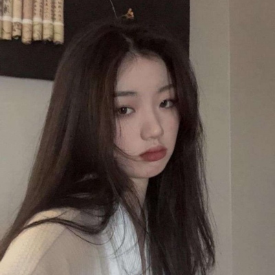 可爱穿背带裤女生头像图片