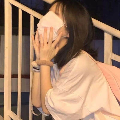 可爱穿背带裤女生头像图片