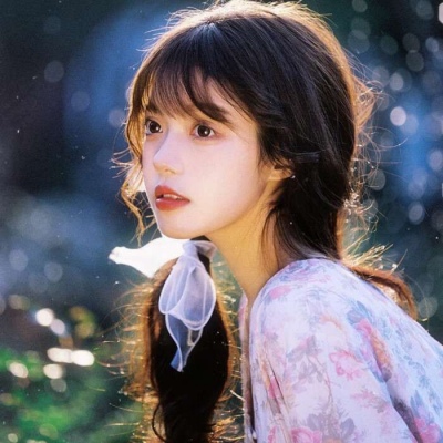 高清好看的温柔可爱唯美气质插画师君翎的彩虹女生头像图片