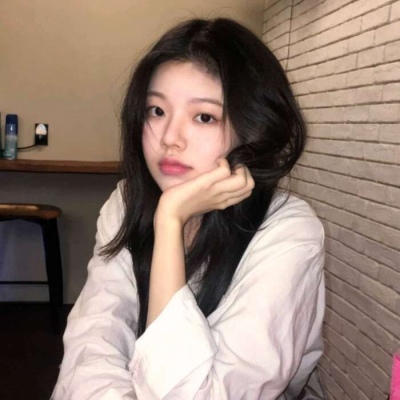 高清好看的温柔可爱唯美气质插画师君翎的彩虹女生头像图片