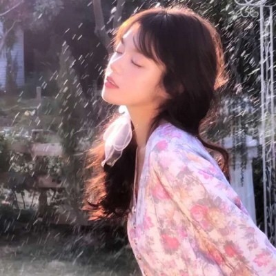 高清好看的温柔可爱唯美气质插画师君翎的彩虹女生头像图片