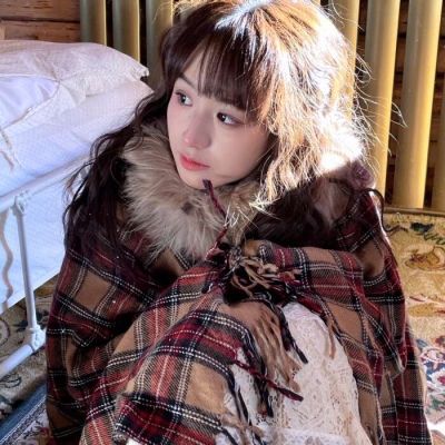 高清好看的温柔可爱唯美气质插画师君翎的彩虹女生头像图片