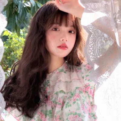 高清好看的温柔可爱唯美气质插画师君翎的彩虹女生头像图片
