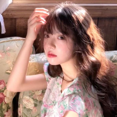高清好看的温柔可爱唯美气质插画师君翎的彩虹女生头像图片
