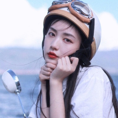 高清清新戴头盔的戴鸭舌的女生头像图片