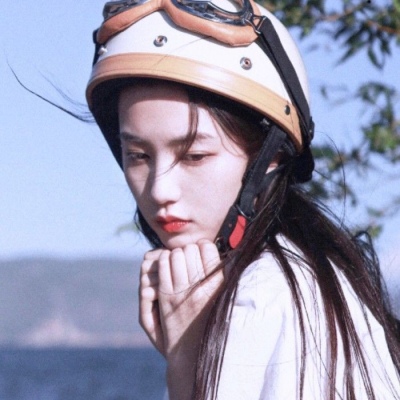 高清清新戴头盔的戴鸭舌的女生头像图片
