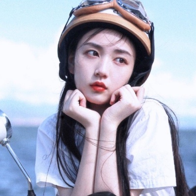 高清清新戴头盔的戴鸭舌的女生头像图片