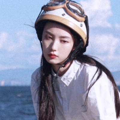 高清清新戴头盔的戴鸭舌的女生头像图片
