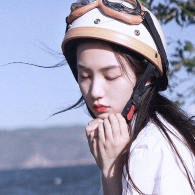高清清新戴头盔的戴鸭舌的女生头像图片