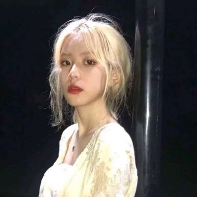ins微丧风男生抱狗女生抱猫的卡通情侣头像图片