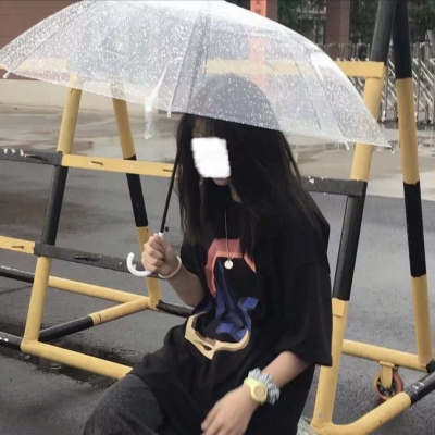 ins微丧风男生抱狗女生抱猫的卡通情侣头像图片