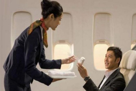 飞机上空姐绝对会满足旅客的三个特殊性服务图片
