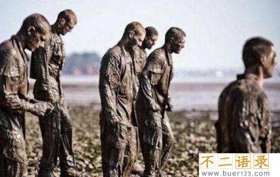 俄罗斯赤塔僵尸事件 拍到僵尸吃人画面（网友恶搞游戏视频）图片