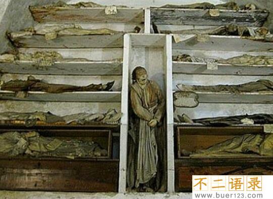 盘点全球十大惊悚地点，特鲁克泻湖横尸遍野(成死人堆)图片