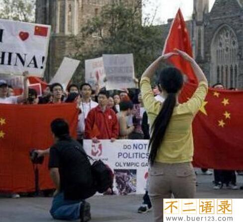 青岛女生王千源事件结局，家里被抢父母被开除生活落魄图片