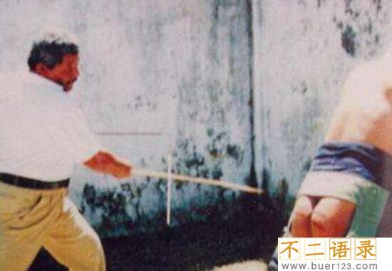 目前依旧存在的酷刑，新加坡鞭刑(一鞭下子去皮开肉绽)图片