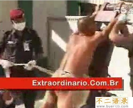 目前依旧存在的酷刑，新加坡鞭刑(一鞭下子去皮开肉绽)图片