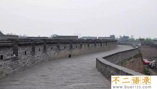 女儿墙是什么？楼顶四周围的矮墙(女儿墙高度1.1至1.5米)图片