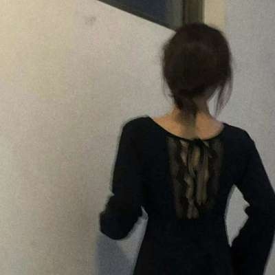 暗色系不露脸一只猫趴在动漫女生肩上头像图片