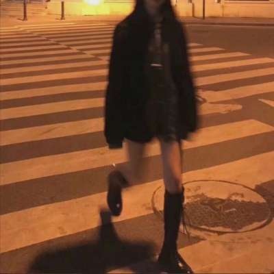 暗色系不露脸一只猫趴在动漫女生肩上头像图片