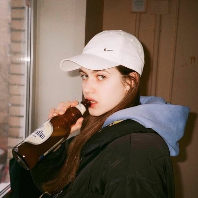 高级质感欧美头像女生头像床上开车动漫图片