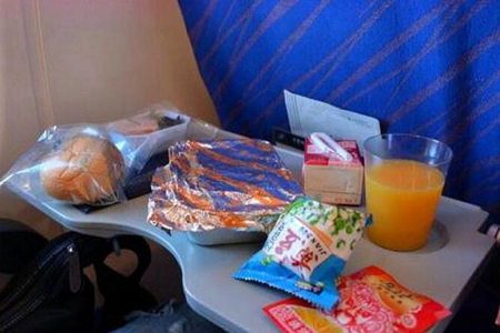飞机上空姐绝对会满足旅客的三个特殊性服务图片