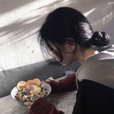 高清好看的优质精致背影热泪盈眶的女生真人头像图片