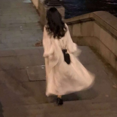 高清好看的优质精致背影热泪盈眶的女生真人头像图片
