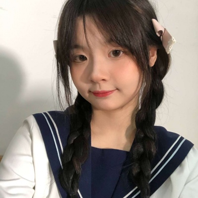 好看的抱猫咪的头像女生欧美图片
