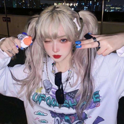 好看的抱猫咪的头像女生欧美图片